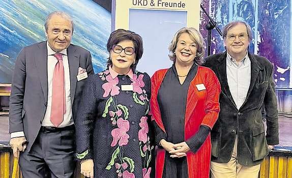 Vier Mitglieder des Organisationsteams freuen sich über den Erlös