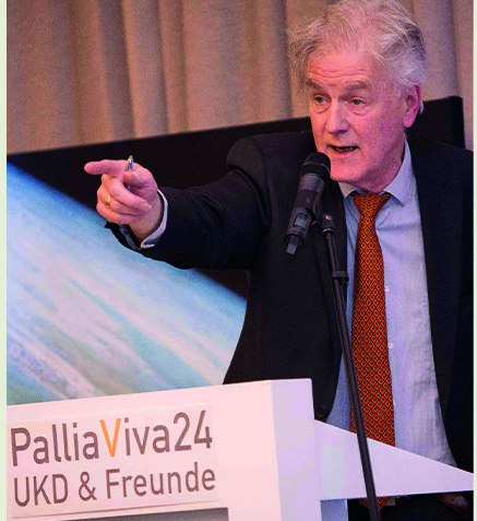 Auktionator Dr. Andreas Sturies am Rednerpult