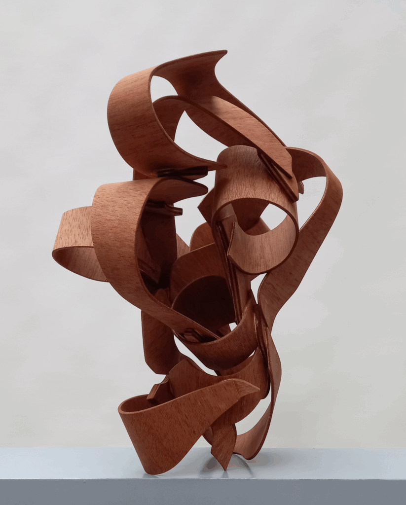 Skulptur aus Holz von Michael Dekker mit dem Titel "Etüde XVI