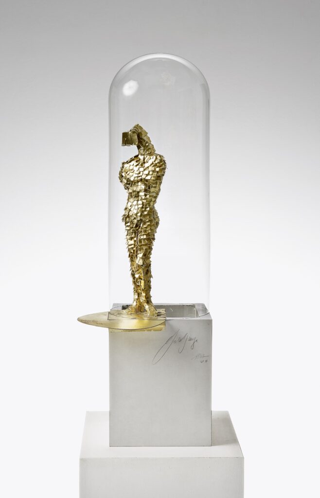 Papierskulptur von Petra Ellert mit dem Titel "Goldjunge"