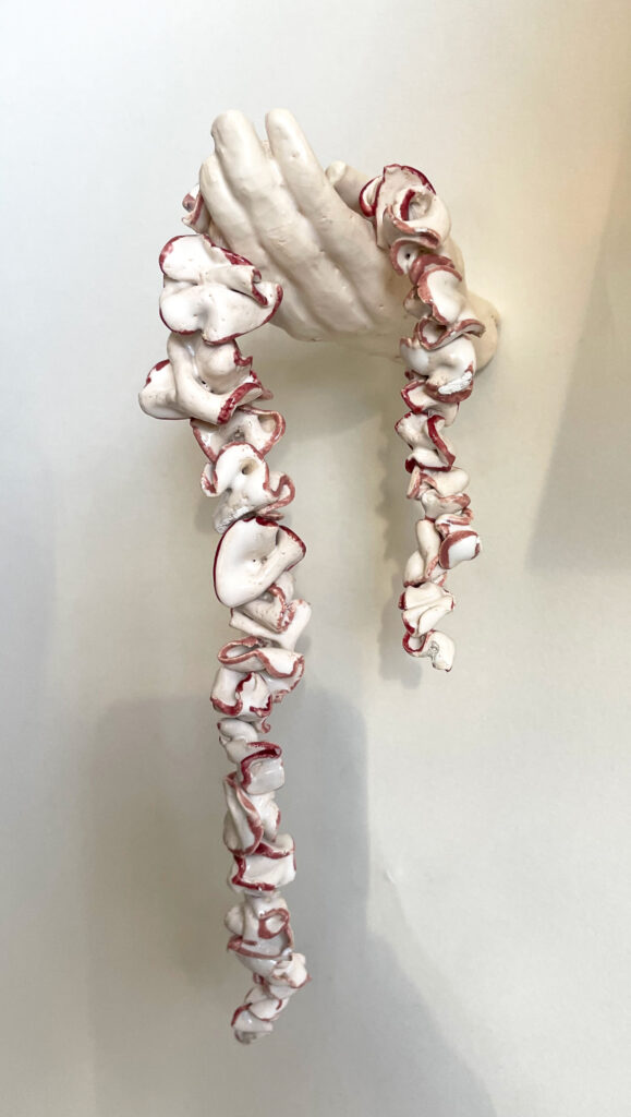 Keramikobjet von Kate Studley mit dem Titel "From the cradle to the grave"