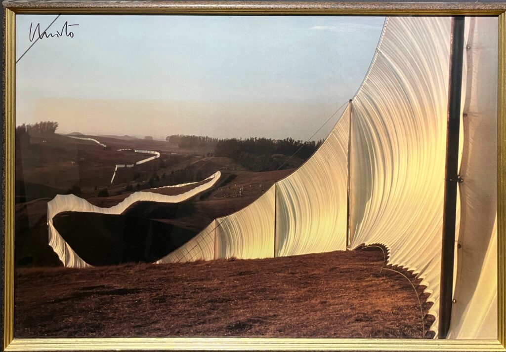 Fotografie mit Installation von Christo mit dem Titel "running fence"